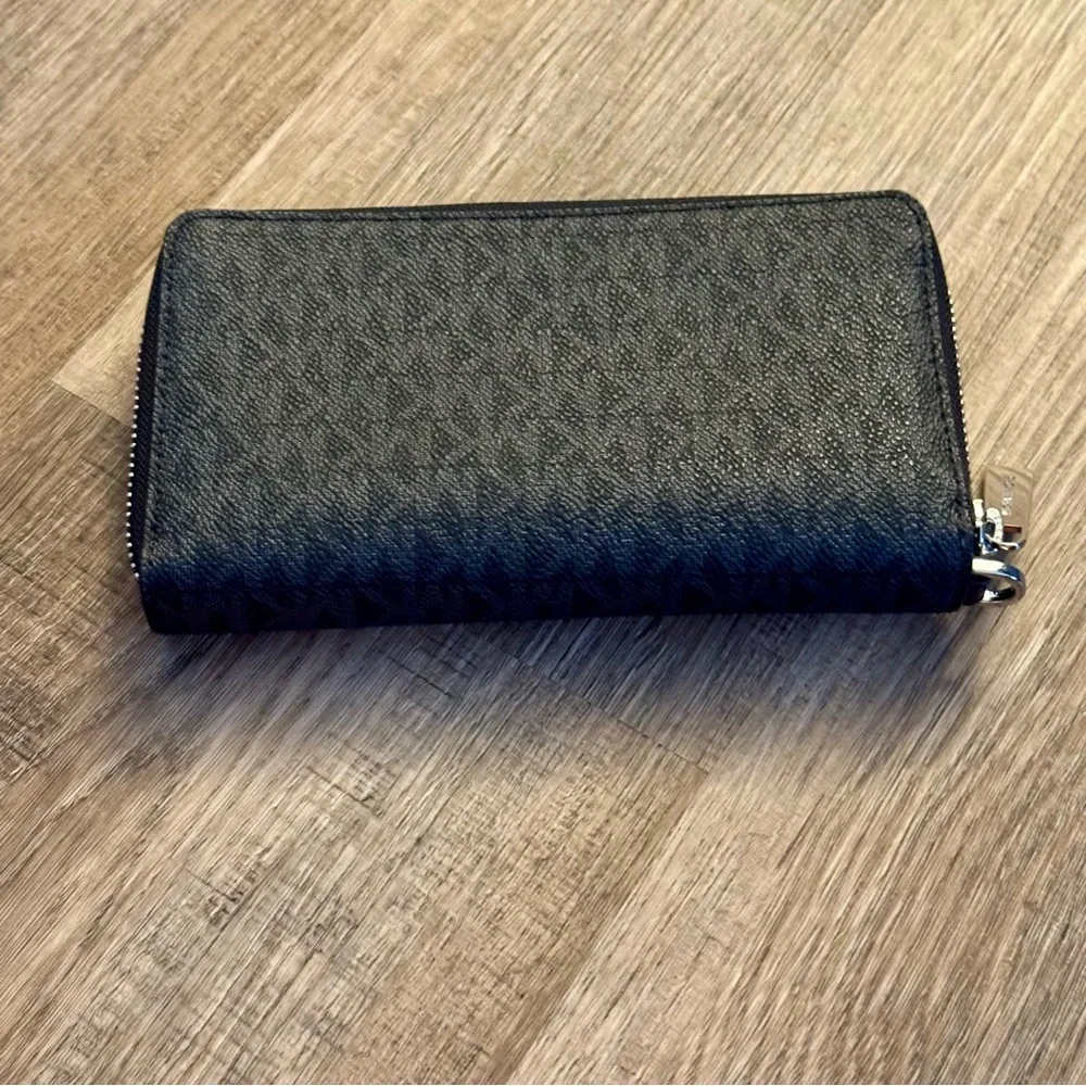 Michael Kors Jet Set Travel Wallet - Picture 3 of 9